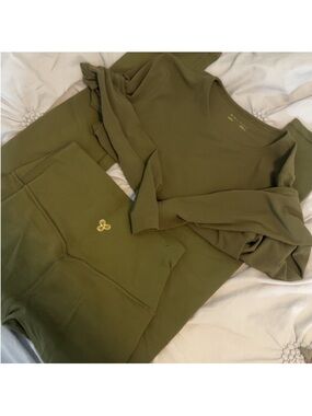 Aritzia Golden Tna Green butter Lounge Set